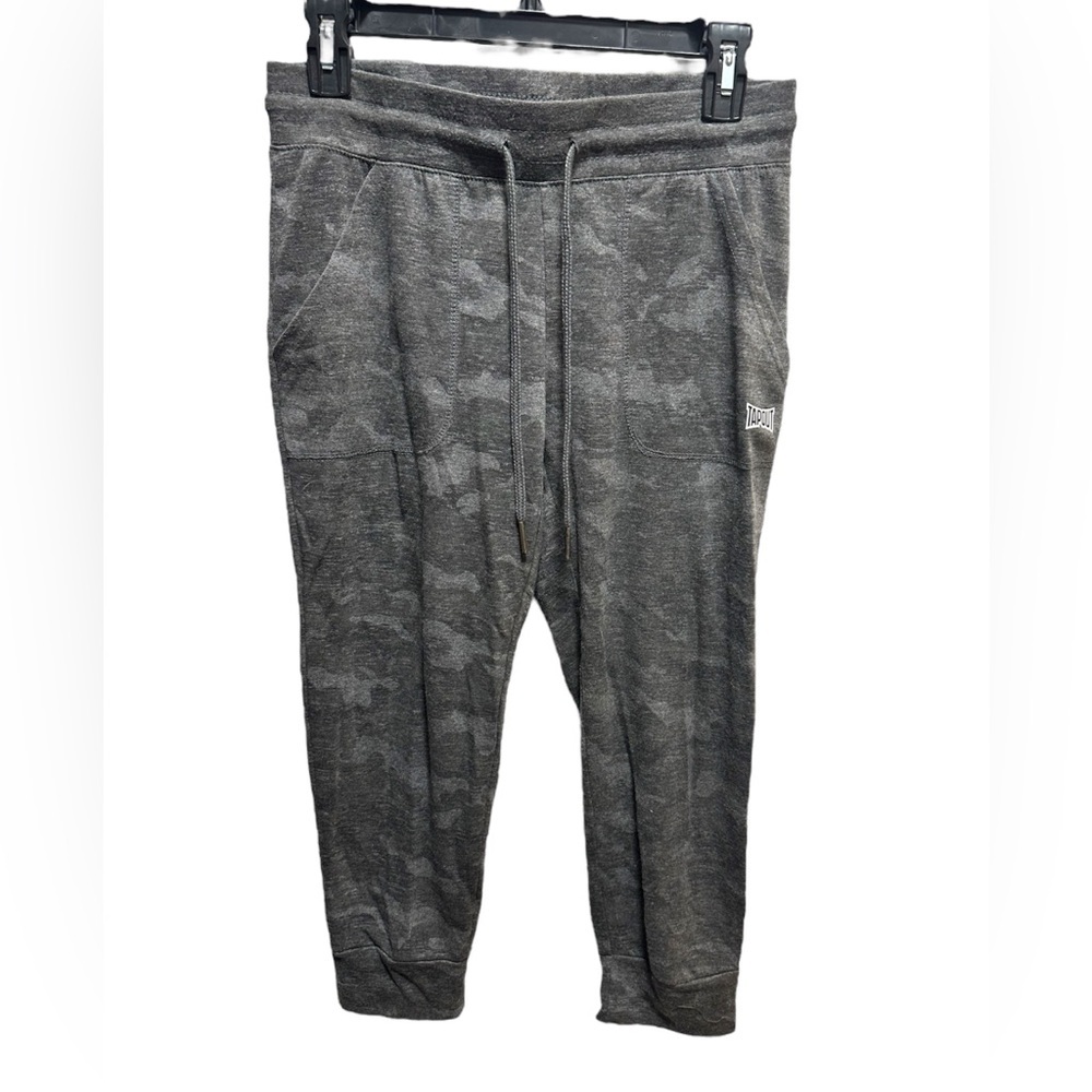 TAPOUT GRAY AND BLACK CAMOUFLAGE CAPRI JOGGERS